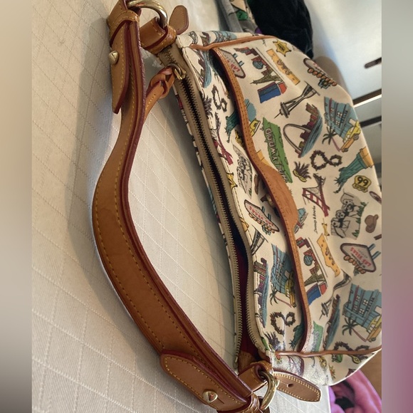 Dooney Bourke Americana landscapes purse gateway arch, Las Vegas landmarks - Picture 4 of 16
